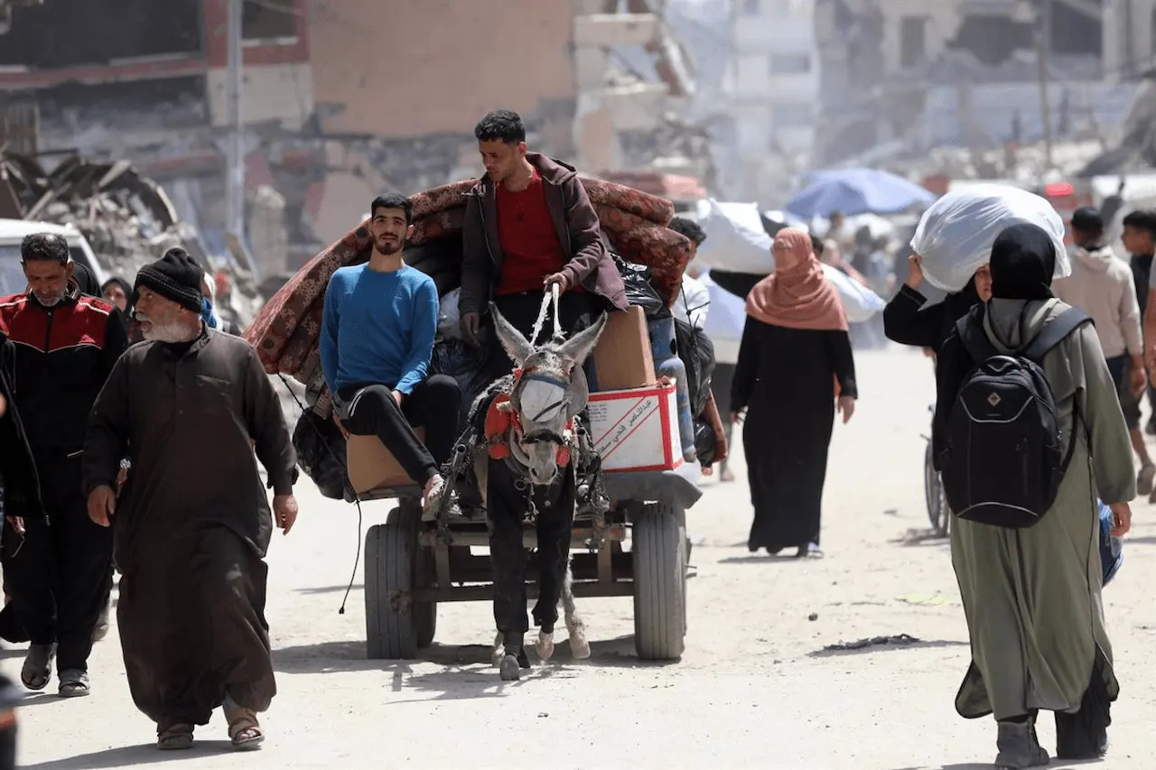 Palestinos abandonan ciudad de Gaza, tras una orden de evacuación emitida por el Ejército israelí / Foto: EP
