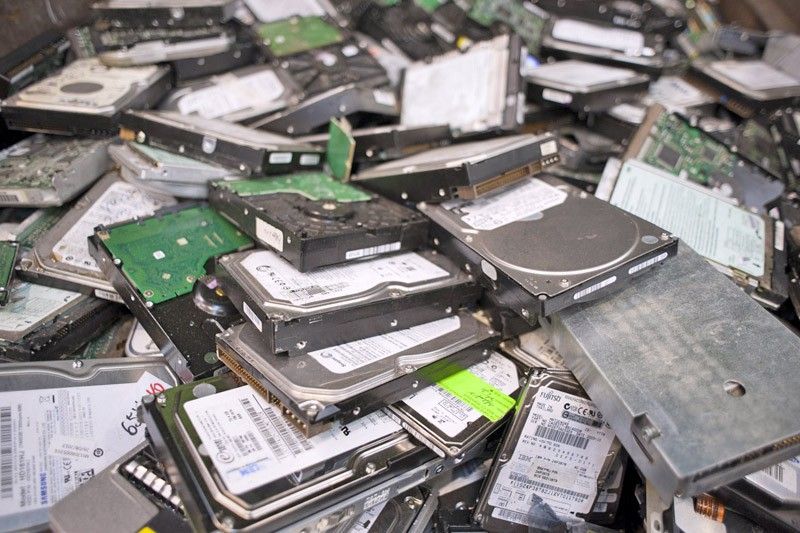 Los discos duros se separan para su posterior trituración en una empresa externa / Foto: Josep Cano
