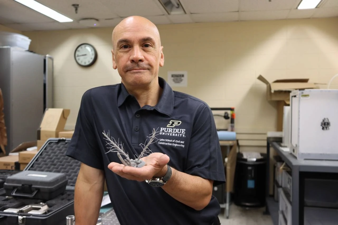 La naturaleza fuente infinita de inspiracion. El ingeniero civil Pablo Zavattieri recrea las antenas de mosquitos mediante impresión 3D / Foto: Purdue