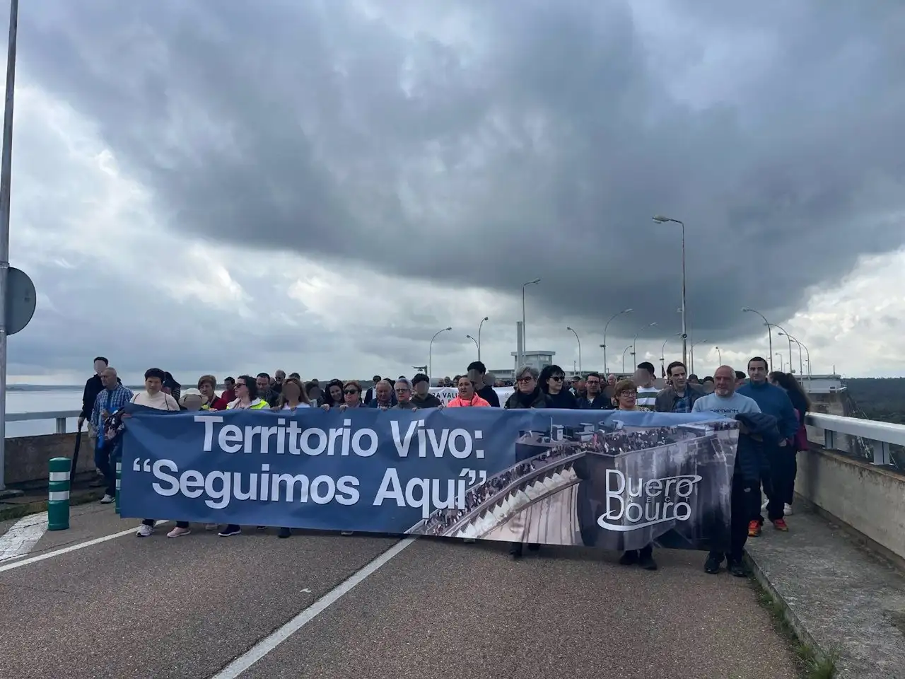 Cadena humana contra la "privatización" por Iberdrola de los espacios públicos en la presa de Almendra / Foto: (AECT) Duero-Douro