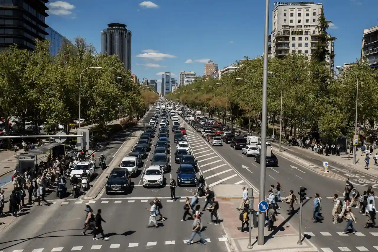 Tráfico en el Paseo de la Castellana tras el apagón eléctrico en Madrid, el 28 de abril de 2025 / Foto: EP