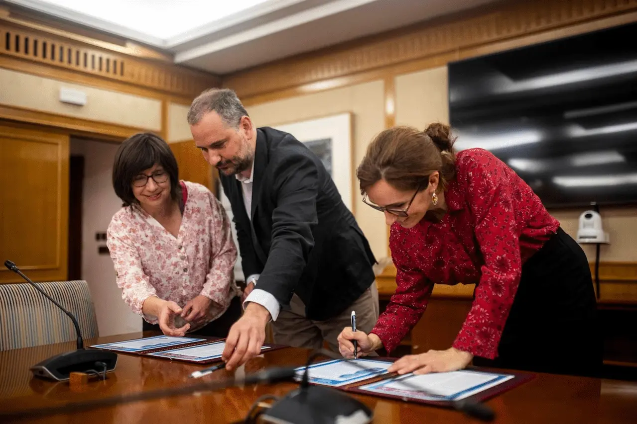 La ministra de Sanidad, Mónica García, durante la firma del acuerdo con la campaña 'Clean Cities' / Foto: EP
