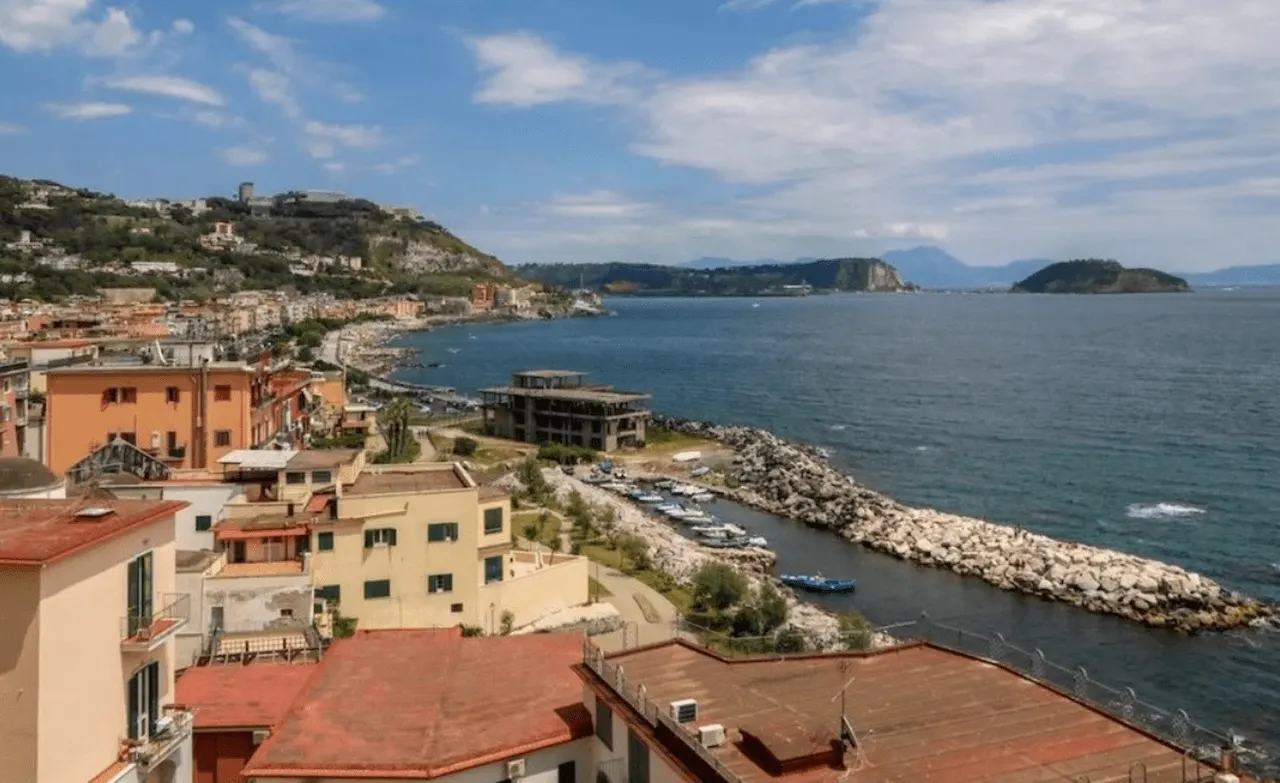 Pozzuoli en 2018, sobre la zona volcánica de Campi Flegrei. Controlar el riesgo sísmico / Foto: EP