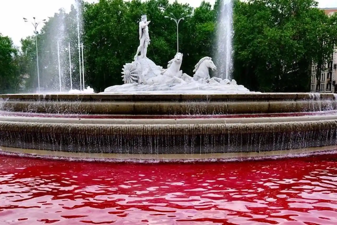 'Embargo de armas a Israel YA'. Tiñen de rojo sangre la fuente de Neptuno / Foto: Greenpeace