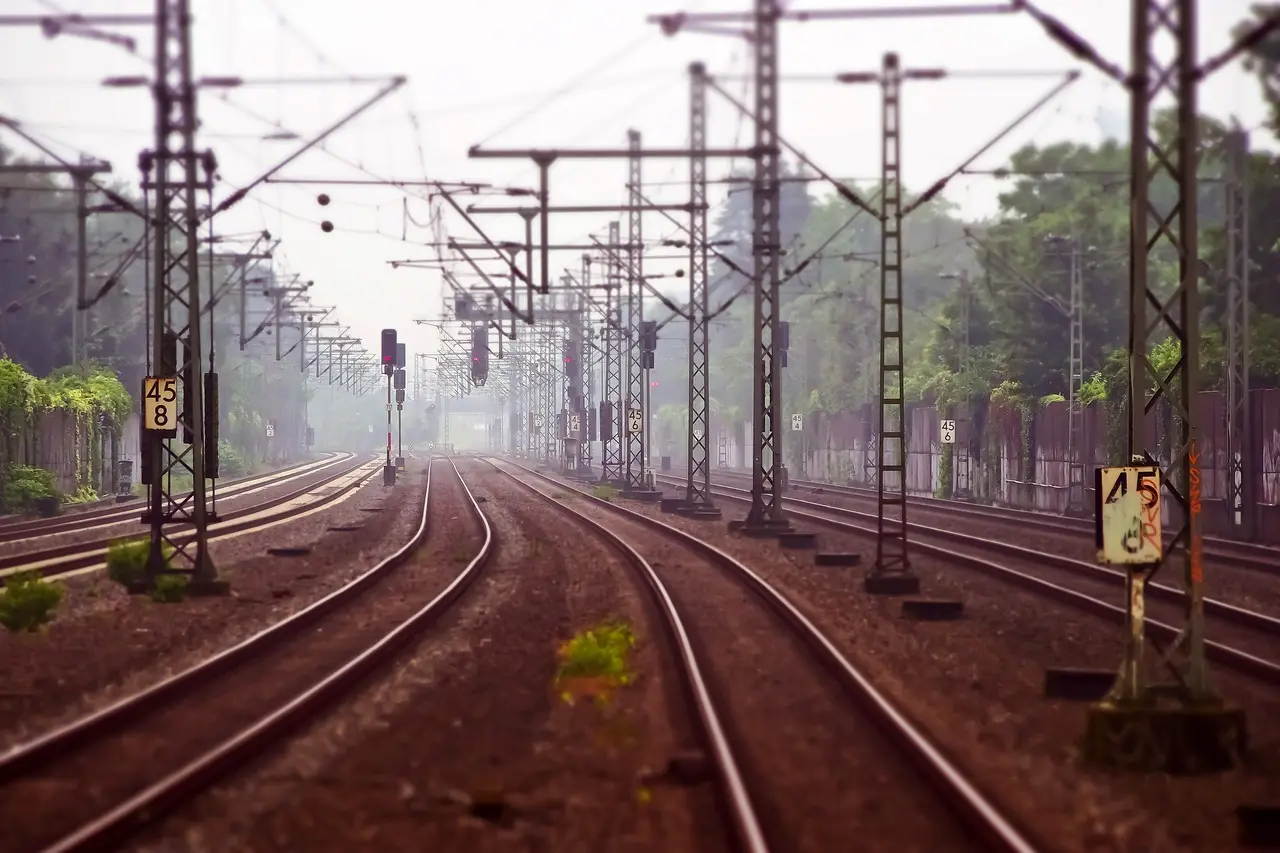 Los viajes en tren aumentarán un 40% en el próximo lustro. Vuelos cortos en avión / Foto: PB