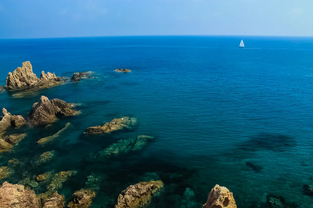 Reserva marina Arrecife de Las Sirenas, Cabo de Gata, restringen la navegación durante el verano / Foto: Wikimedia Commons