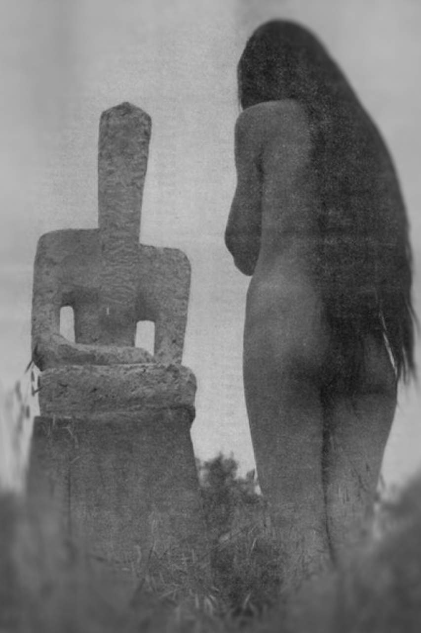 Una mujer desnuda permanece en actitud de reverencia frente a la estatua del líder del Esterismo, José Parrilla / Foto: Biblioteca Nacional de Uruguay Una mujer desnuda permanece en actitud de reverencia frente a la estatua del líder del Esterismo, José Parrilla / Foto: Biblioteca Nacional de Uruguay