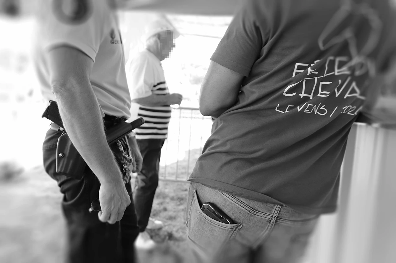 Levens, en la Feria del Caballo, junto a un agente de la Gendarmería francesa frente a un puesto de comida / Foto: EA Levens, en la Feria del Caballo, junto a un agente de la Gendarmería francesa frente a un puesto de comida / Foto: EA