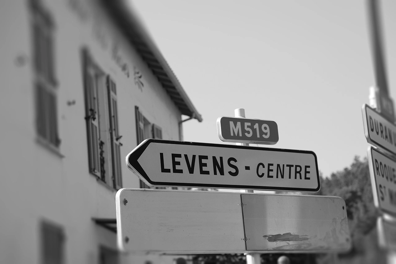 Indicación del centro de Levens, en la región de Provenza-Alpes-Costa Azul / Foto: EA Indicación del centro de Levens, en la región de Provenza-Alpes-Costa Azul / Foto: EA