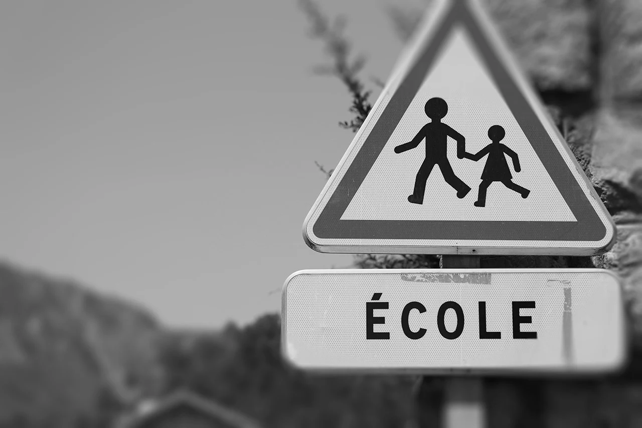 Señal de peligro de zona escolar homologada en Levens, región de Provenza-Alpes-Costa Azul, Francia / Foto: EA Señal de peligro de zona escolar homologada en Levens, región de Provenza-Alpes-Costa Azul, Francia / Foto: EA