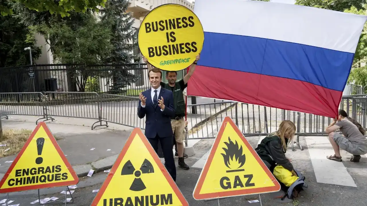 Denunciar el doble discurso hipócrita de Emmanuel Macron, frente a la embajada de Rusia / Foto: Greenpeace France
