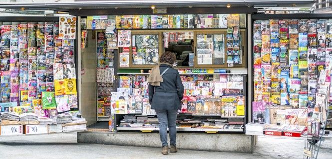 Una ciudadana ante la amplia oferta informativa de un quiosco / Foto: Anna Bryukhanova