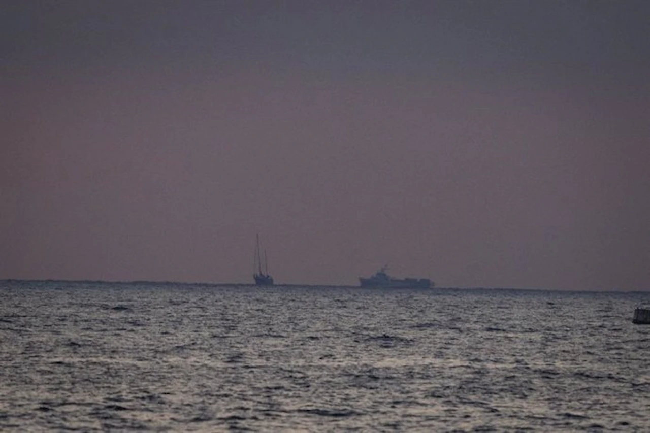 El barco humanitario 'Madleen' secuestrado por Israel en aguas internacionales es remolcado cerca de Asdod / Foto: EP