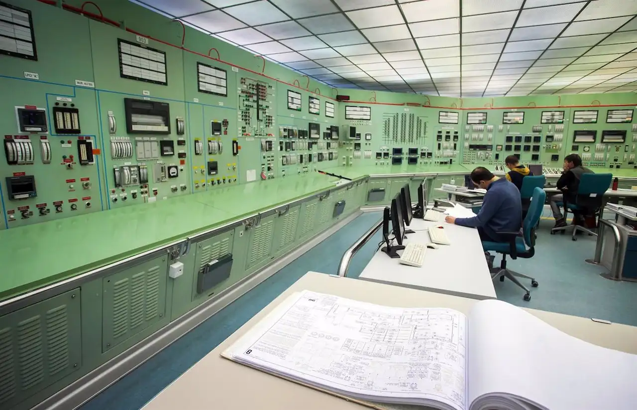 Varios empleados trabajan en sala de control de la central nuclear de Santa María de Garoña. Eléctricas / Foto: EP