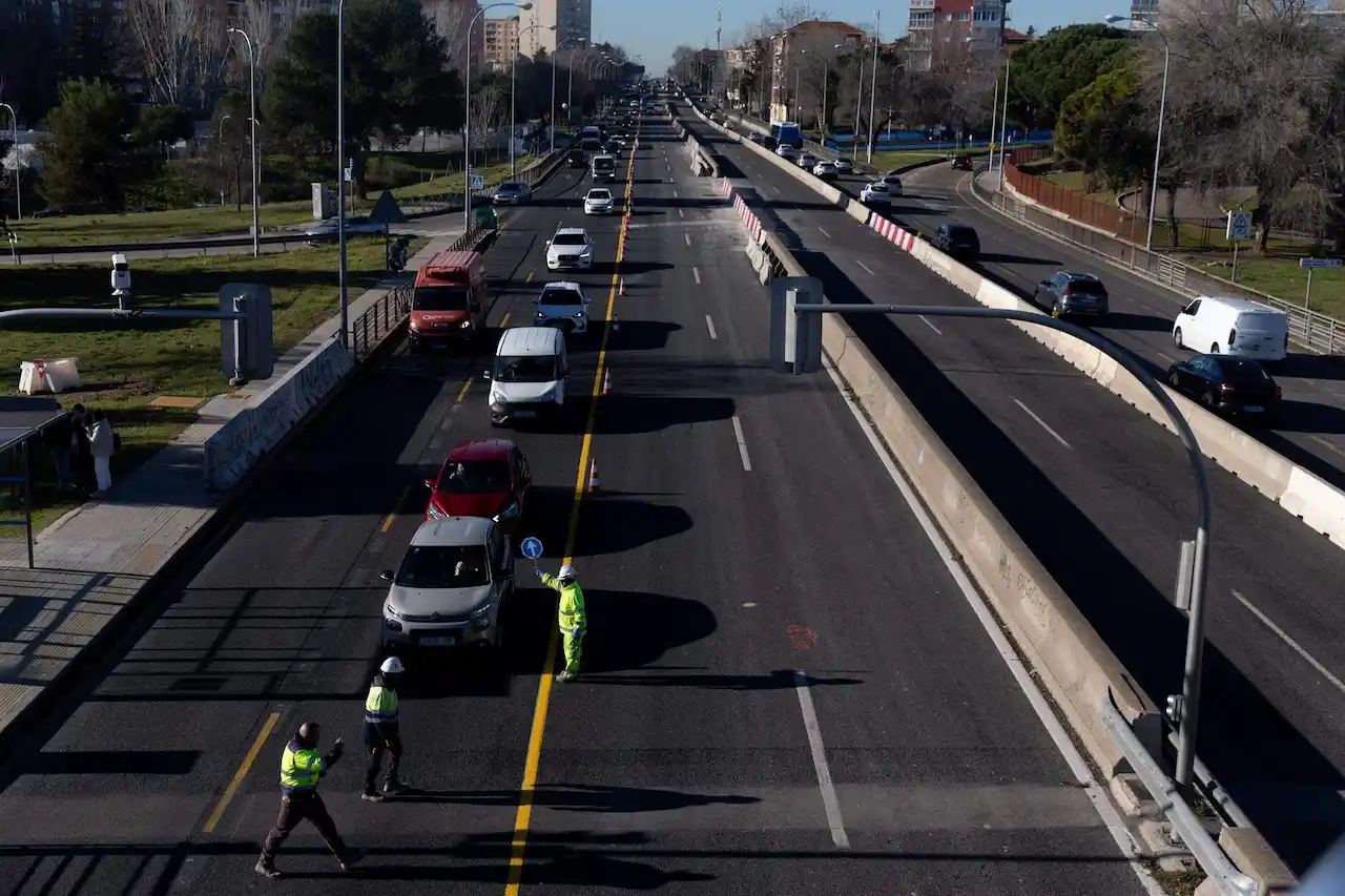 Tráfico en la A 5 a su paso por Boadilla del Monte (Madrid), el 31 de enero de 2025. Aire contaminado / Foto: EP