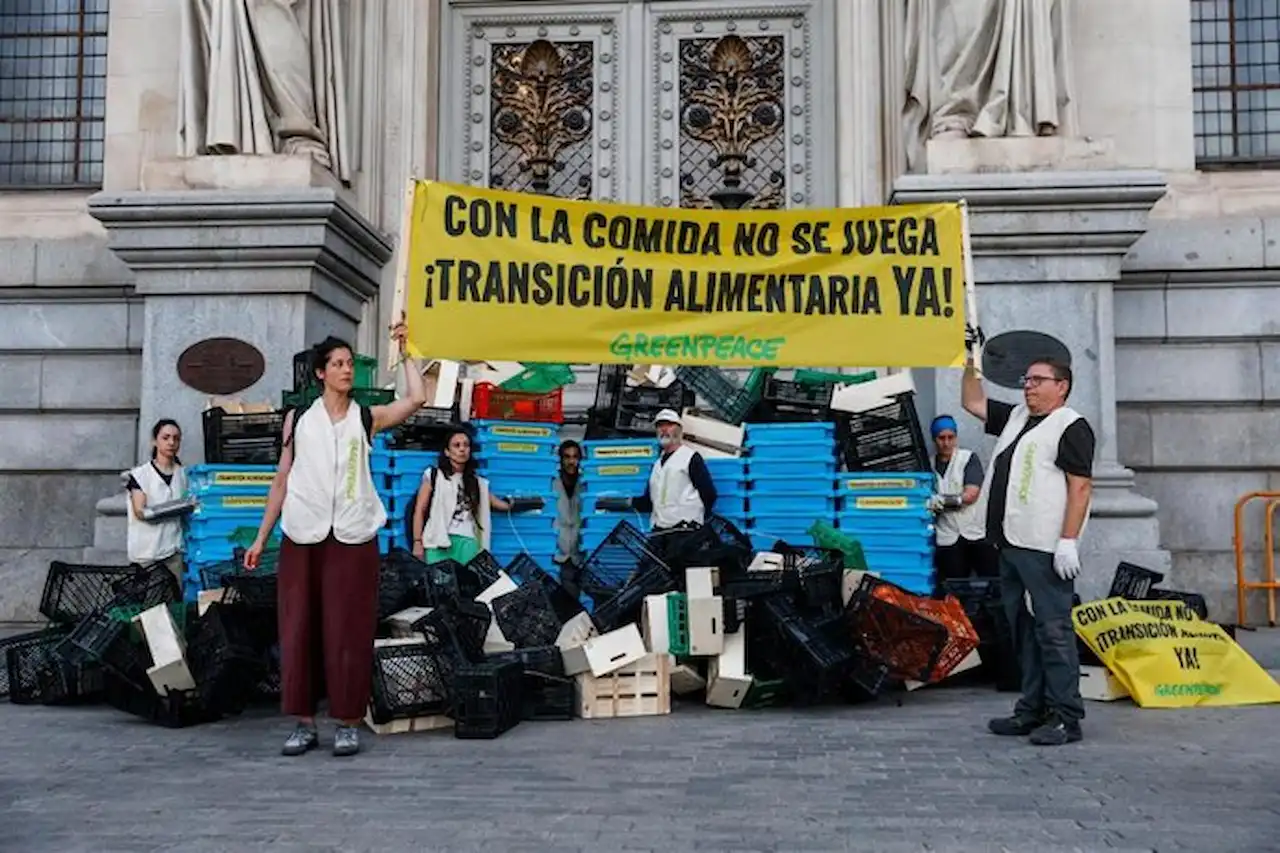 Greenpeace bloquea con cajas de alimentos vacías la puerta principal del Ministerio de Agricultura / Foto: Greenpeace