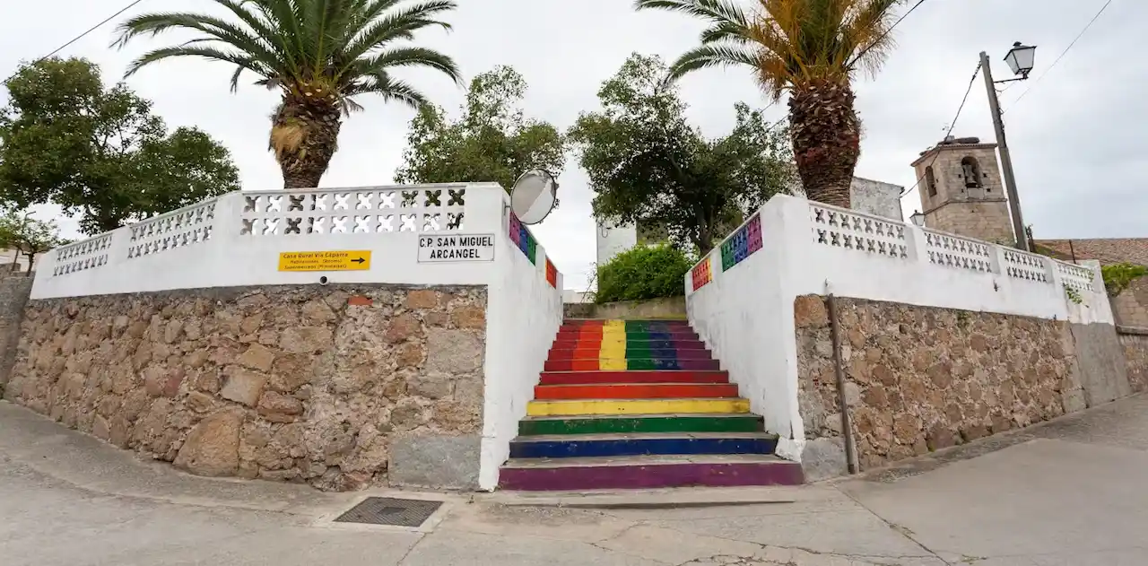 La a homofobia en las escuelas rurales. Escaleras pintadas con colores inclusivos que dan acceso a la escuela pública / Foto: 'The Conversation'