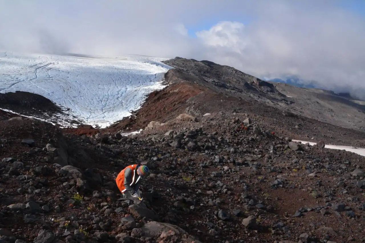 El deshielo de los glaciares y las erupciones. El científico Pablo Moreno-Yaeger recoge muestras / Foto: Pablo Moreno-Yaeger