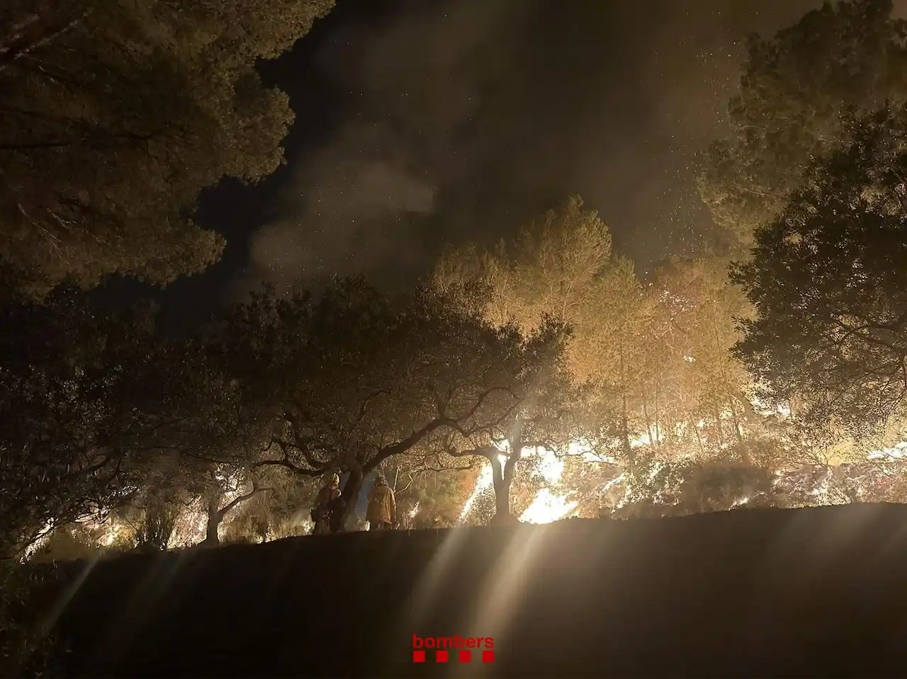 El incendio en Paüls (Tarragona) sigue activo y se mantiene el confinamiento hasta esta tarde / Foto: EA