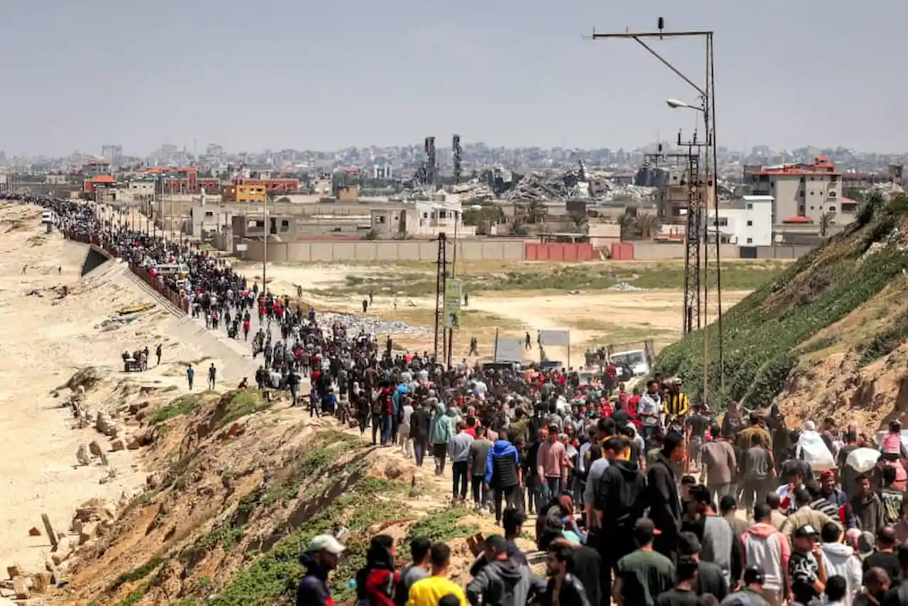 Población palestina desplazada toman la carretera costera de Rashid para regresar a la ciudad de Gaza / Foto: Amnistía Internacional