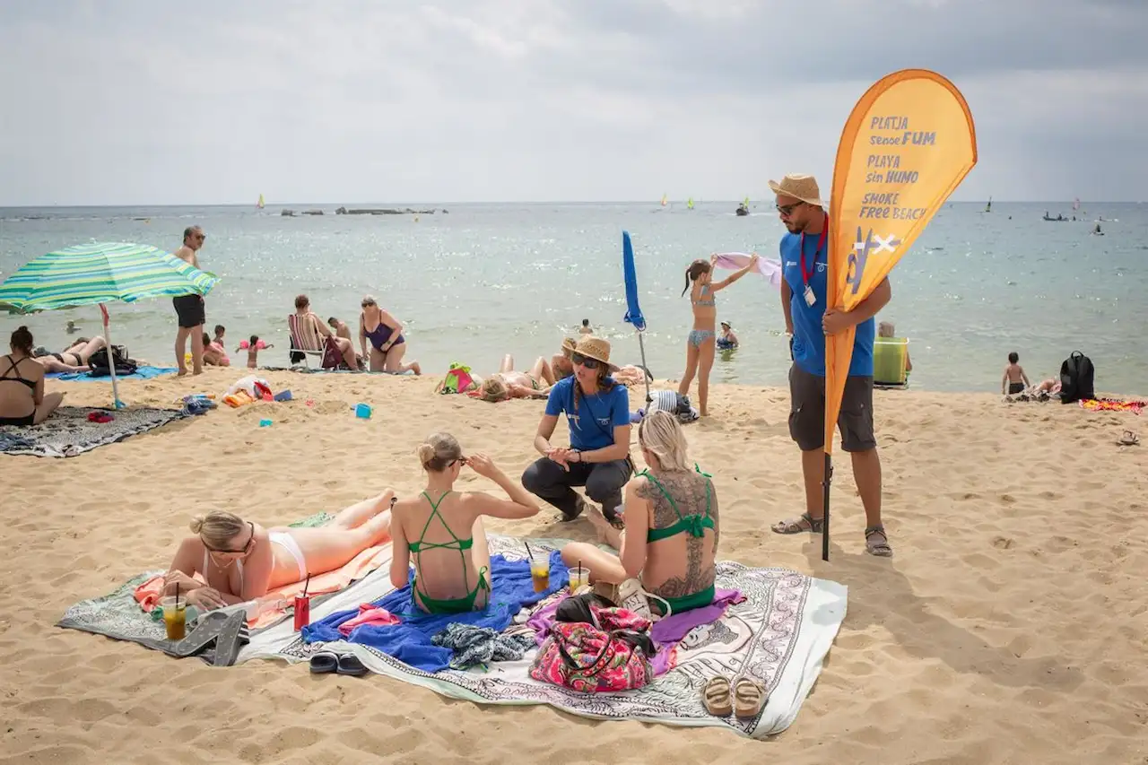 'Platja sense Fum'; 'Playa sin Humo'. Campaña en las playas de Barcelona / Foto: EP