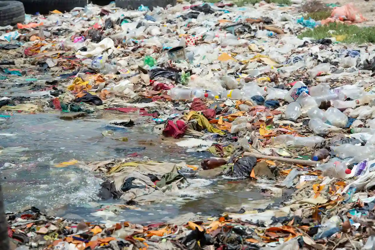 Urge avanzar hacia un Tratado Global sobre Plásticos. Desechos Plásticos en una playa en Santa Marta, Colombia / Foto: Greenpeace