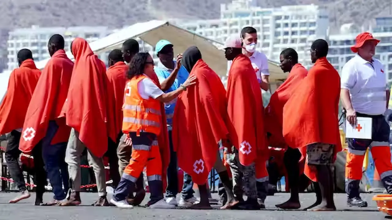 Migrantes después de ser rescatados en el mar en el puerto de Arguineguín (Gran Canaria). Desafios políticos / Foto: The Conversation