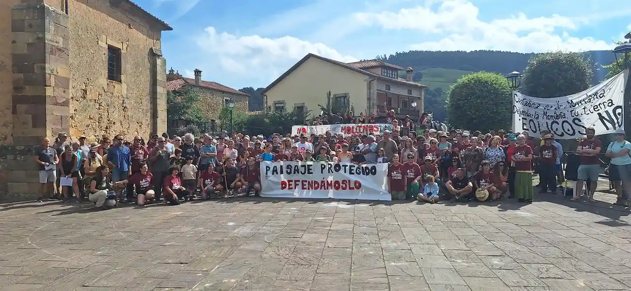 Marcha en Penagos contra el parque eólico Benavieja y la destrucción directa de hábitats y el peligro / Foto: Colectivos Vecinales