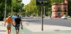 Peatones en Sevilla durante la ola de calor, el 4 de agosto de 2025. La ciudad registra máximas cercanas a los 40 °C en las horas centrales del día / Foto: EP