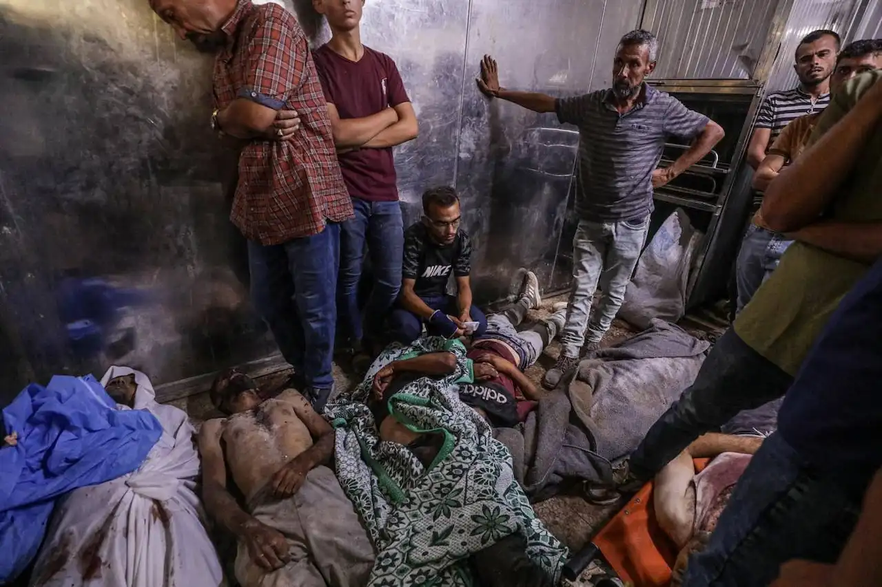 Los cadáveres desbordan tras un ataque israelí en un punto de distribución de alimentos en Gaza el 31 de julio de 2025. Sanicidio la destruccion intencionada de la sanidad en guerras / Foto: Mohammed Saber - EFE-EPA