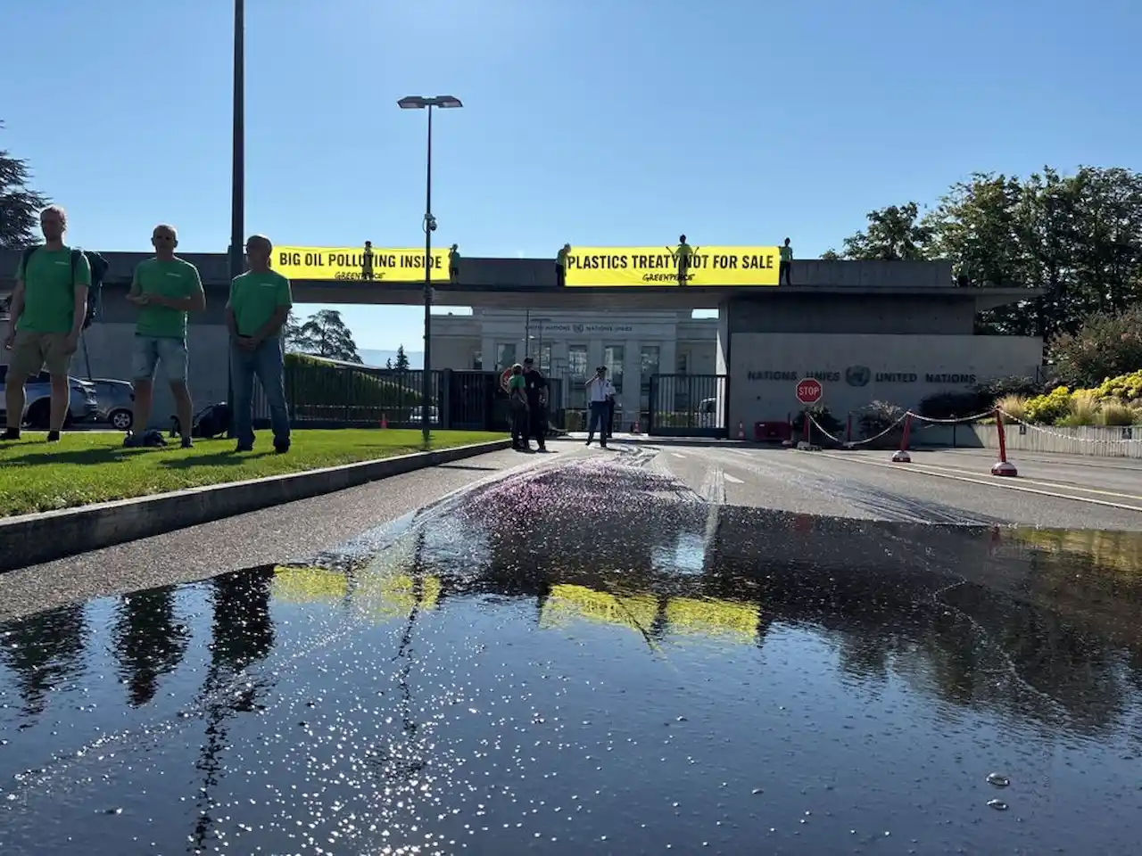 Protesta simbólica de Greenpeace frente a la sede europea de la ONU. Pintura negra simulando petróleo / Foto: Greenpeace