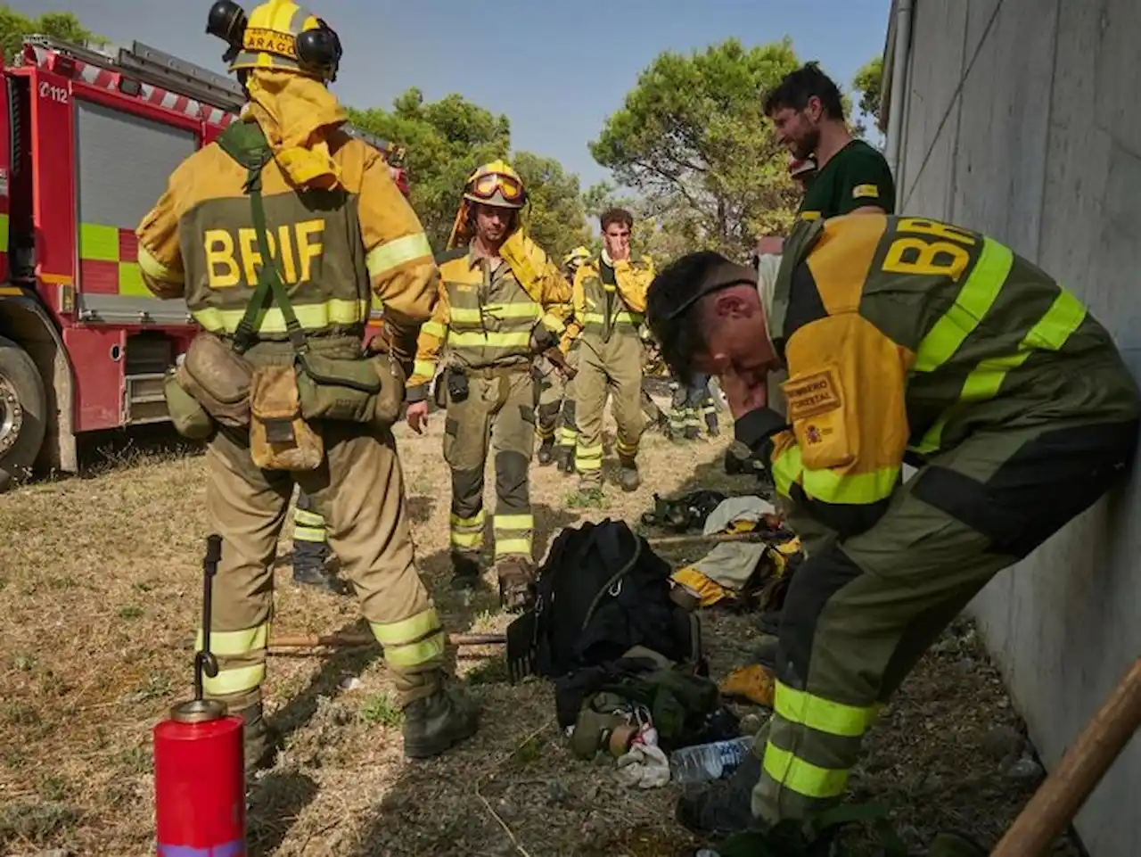 Bomberos continúan los trabajos de extinción para sofocar incendio, a 10 de agosto de 2025. Piden aprobar ya el Real Decreto de prevención de incendios / Foto: EP