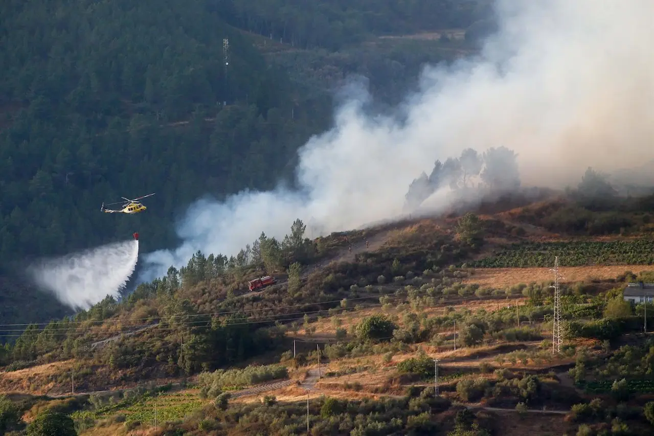 Un helicóptero colabora en las labores de extinción del incendio, a 19 de agosto de 2025, en Quiroga, Lugo, Galicia (España) / Foto: EP