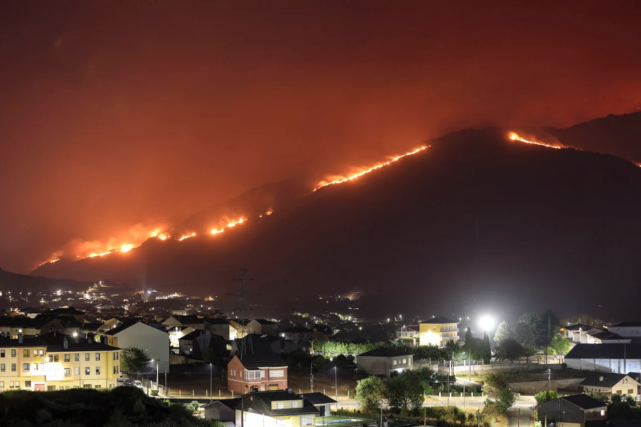 Vista del incendio forestal en Vilamartin de Valdeorras y O Barco de Valdeorras. Pacto de Estado / Foto: EFE