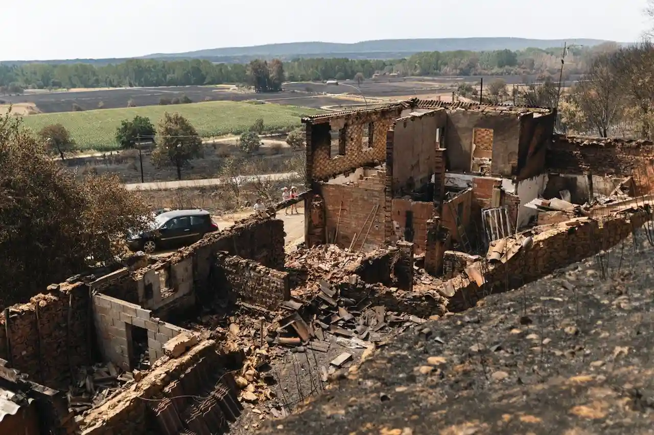 Vivienda destruida por los incendios, en Castrocalbón, León. 40 los arrestados por su presunta relación con el origen de los incendios forestales / Foto: Lorena Sopêna-EP