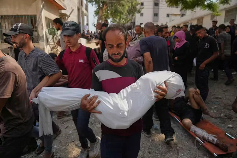 Un palestino lleva el cuerpo de su sobrino de 7 años, Alaa Al-Toum, muerto en un ataque aéreo israelí, durante su funeral en el Hospital Shifa, en la ciudad de Gaza, el 16 de agosto de 2025. Jehad Alshrafi/AAP Un palestino lleva el cuerpo de su sobrino de 7 años, Alaa Al-Toum, muerto en un ataque aéreo israelí, durante su funeral en el Hospital Shifa, en la ciudad de Gaza, el 16 de agosto de 2025. Jehad Alshrafi/AAP