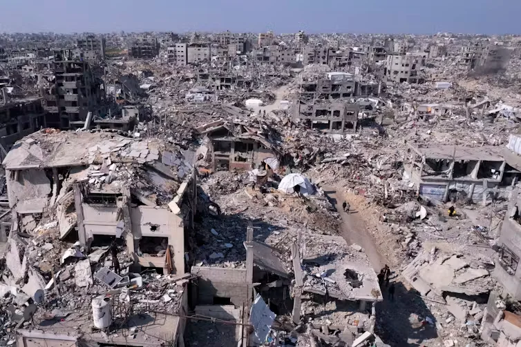 Palestinos caminan entre la destrucción causada por la ofensiva aérea y terrestre israelí en Jabaliya, Franja de Gaza, 29 de enero de 2025. Mohammad Abu Samra/AAP Palestinos caminan entre la destrucción causada por la ofensiva aérea y terrestre israelí en Jabaliya, Franja de Gaza, 29 de enero de 2025. Mohammad Abu Samra/AAP