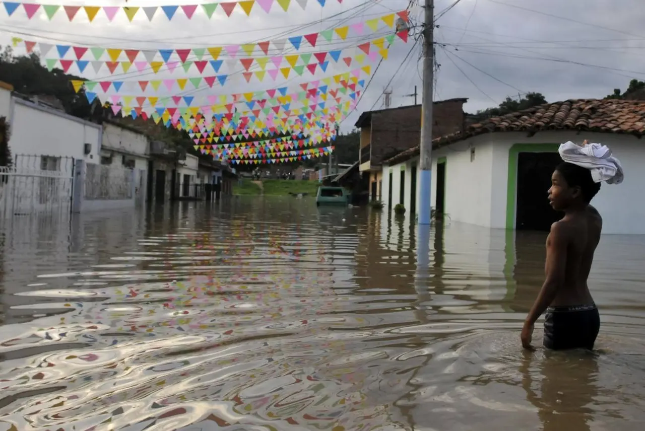 Niño camina por Juanchito tras desbordamiento del Río Cauca por lluvias consecuencia de "La Niña" / Foto: EFE