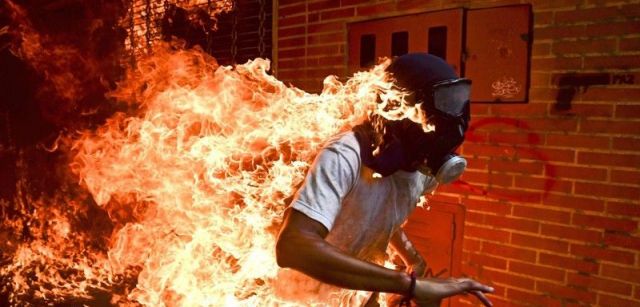 Crisis de Venezuela. Foto de prensa mundial del año. José Víctor Salazar Balza (28) incendiado en los violentos enfrentamientos con la policía en una protesta contra el presidente Nicolás Maduro / Foto: Ronaldo Schemidt (Venezuela)