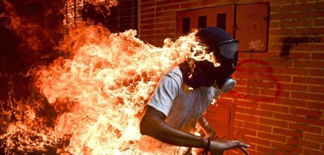 Crisis de Venezuela. Foto de prensa mundial del año. José Víctor Salazar Balza (28) incendiado en los violentos enfrentamientos con la policía en una protesta contra el presidente Nicolás Maduro / Foto: Ronaldo Schemidt (Venezuela)