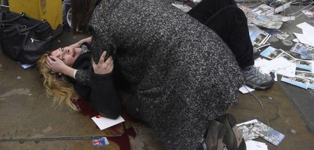 Atestiguar las consecuencias inmediatas de un ataque en el corazón de Londres. Nominación del Año de World Press Photo. Una mujer herida después del atentado contra peatones en el puente Westminster en Londres, Reino Unido / Foto: Toby Melville (UK)