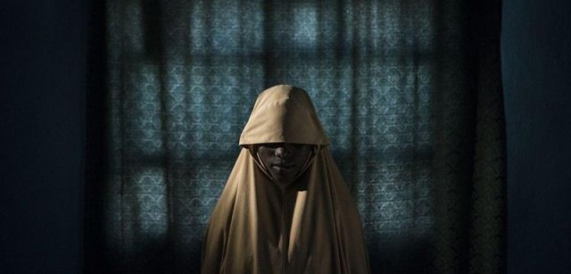 Boko Haram ató las bombas suicidas a ellas. De alguna manera estas adolescentes sobrevivieron. Nominación del Año de World Press Photo. Aisha (14) representa un retrato en Maiduguri, estado de Borno, Nigeria / Foto: Adam Ferguson (Australia)