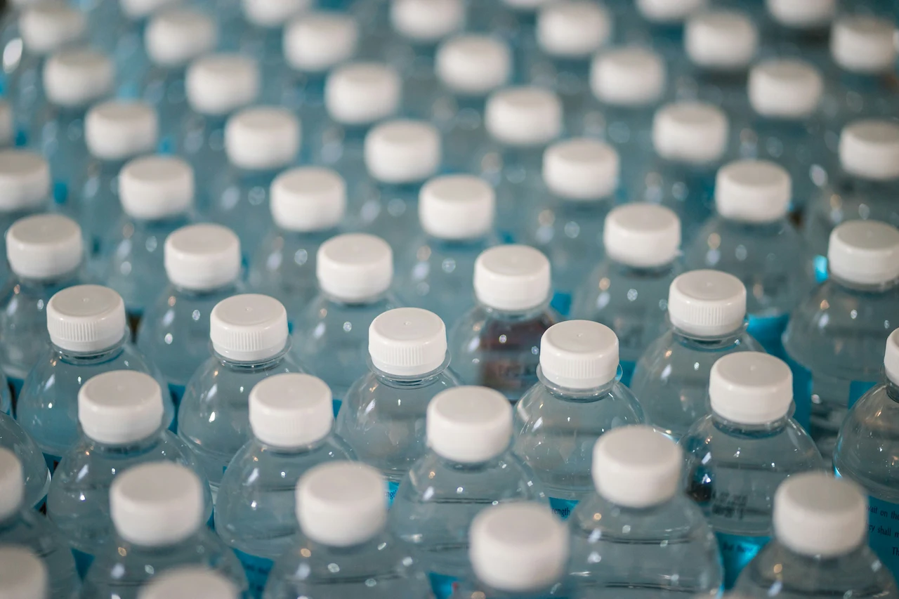 Los plásticos de botellas y latas pueden afectar el desarrollo de los bebés. Bisfenol A / Foto: UP