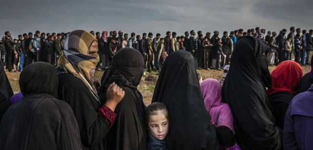 La batalla por Mosul. Nominación del Año de World Press Photo. Civiles que se habían quedado en el oeste de Mosul después de la batalla para tomar la línea de la ciudad en busca de ayuda en el barrio de Mamun / Foto: Ivor Prickett (Irlanda)