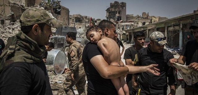 La batalla por Mosul. Nominación del Año de World Press Photo. Un niño no identificado, que fue llevado fuera de la última área controlada por ISIS en la Ciudad Vieja / Foto: Ivor Prickett (Irlanda)