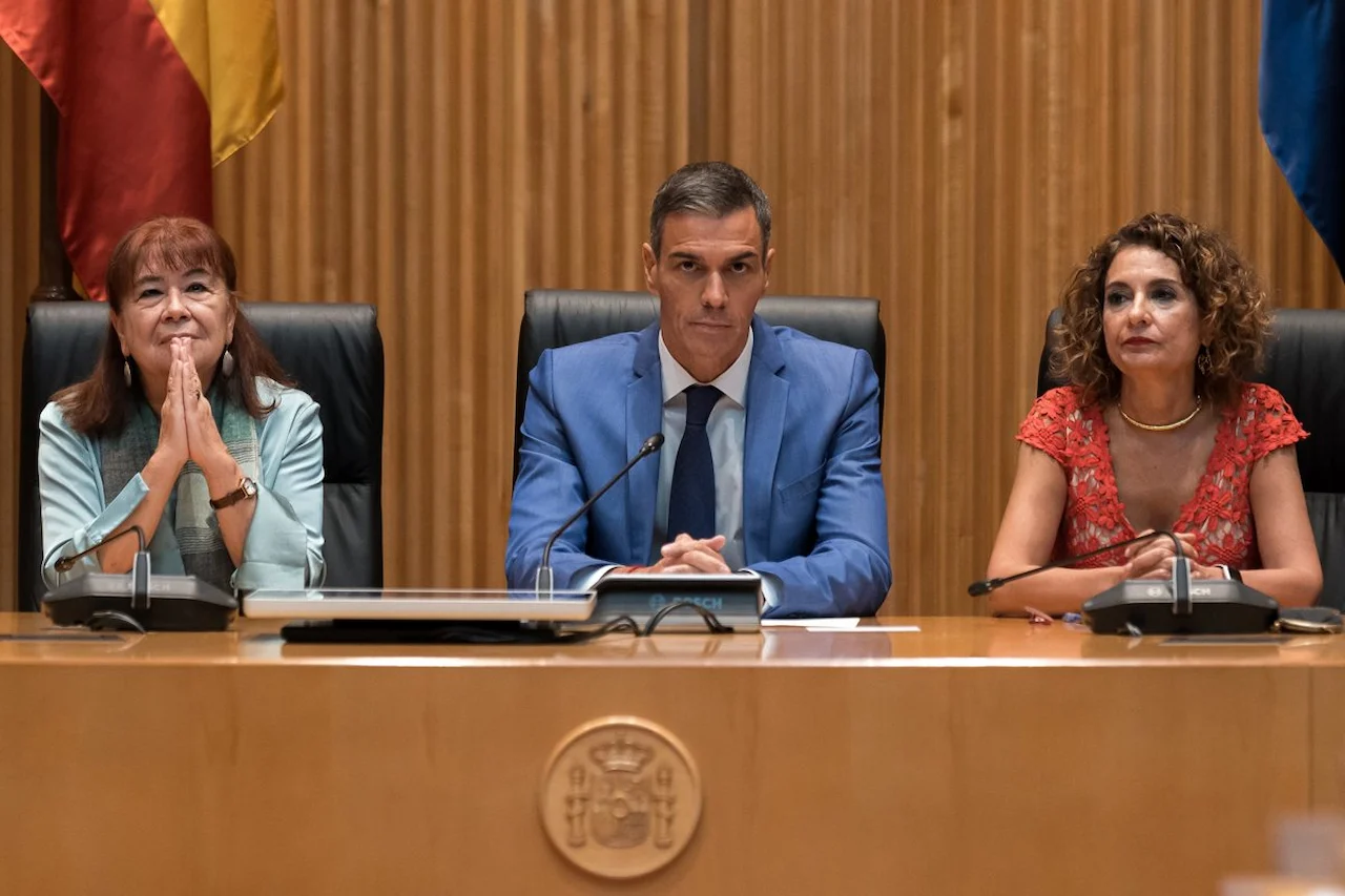 El presidente del Gobierno, Pedro Sánchez, con la vicepresidenta del Gobierno y ministra de Hacienda, María Jesús Montero, y la presidenta del PSOE, Cristina Narbona, preside la reunión interparlamentaria del PSOE en el Congreso / Foto: EP