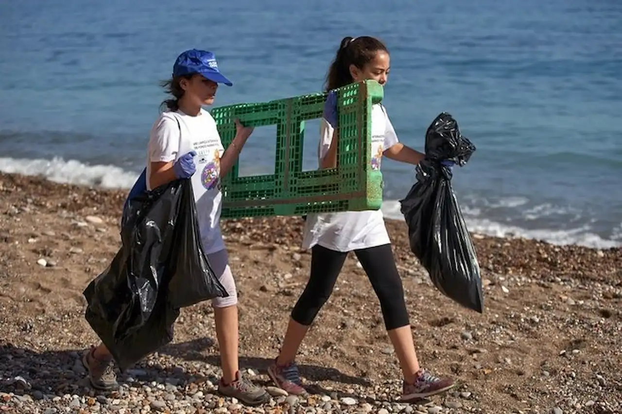 Participantes de '1m2 por las playas y los mares' en la recogida de 'basuraleza' en las playas / Foto:  Proyecto LIBERA - SEO/BirdLife