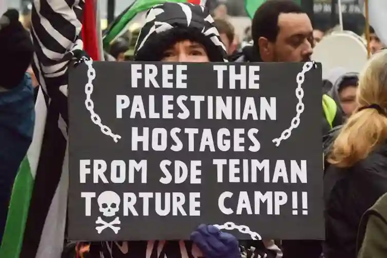 Un oficial del ejército habla con activistas israelíes que protestan por la detención de nueve reservistas militares acusados de abusar sexualmente de un detenido en Sde Teiman (1)