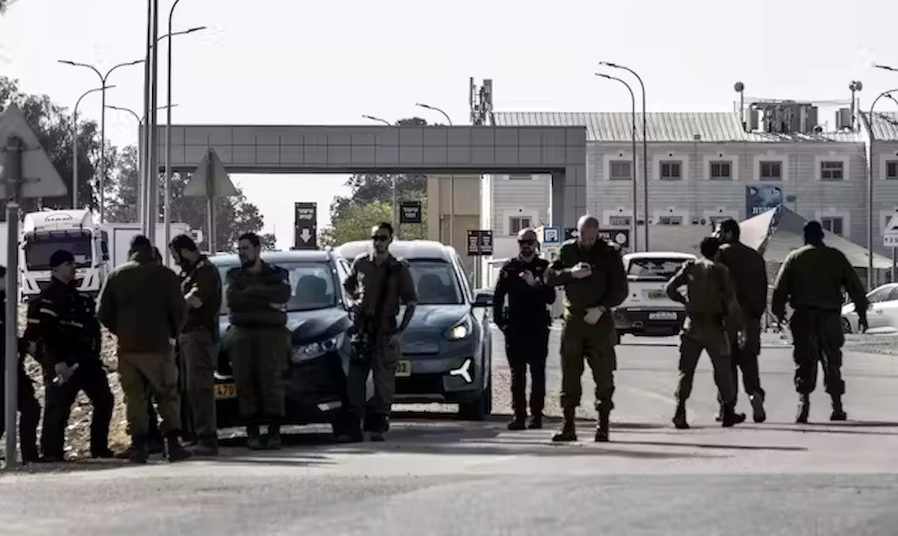 Médicos israelíes que trataron a prisioneros palestinos en el campo de detención Sde Teiman. Personal militar israelí frente al hermético centro de detención / Foto: The Conversation