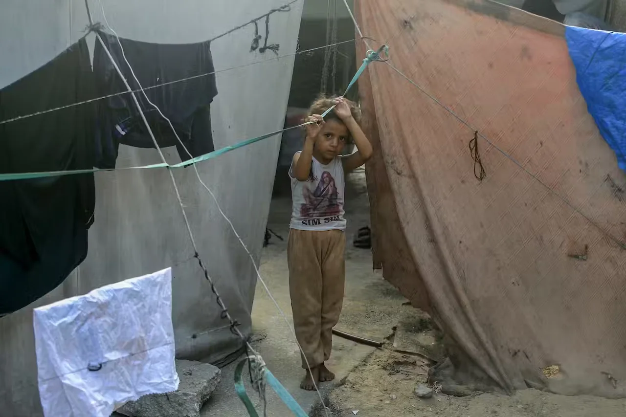 Gazatíes en escuelas de UNRWA en Khan Yunis tras órdenes israelíes, 7 sep 2025, en Gaza / Foto: The Conversation